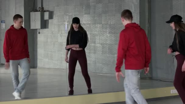 Garçon et fille effectuant mouvement de danse moderne . — Video