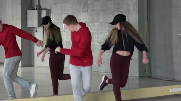 Chlapec a děvče se učí hip hop v tanečním studiu. — Stock video
