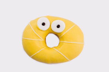 Komik gözlü sarı donut.