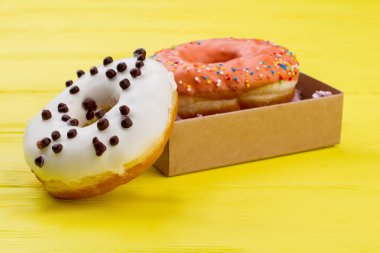 Renkli arka planda sırlı bisküviler.