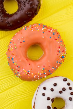 Renk arkaplanındaki donutlar.