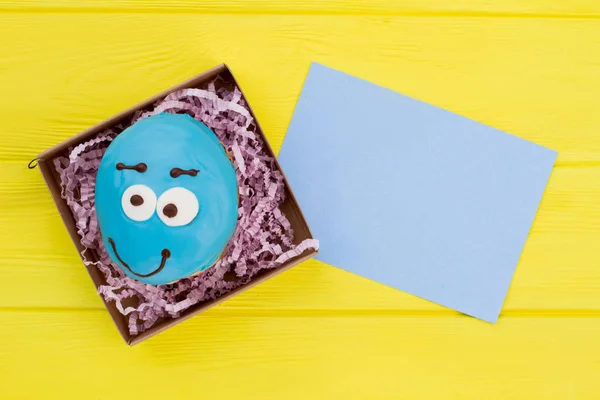 Голубой смешной пончик в коробке . — стоковое фото