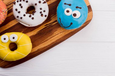 Ahşap arka planda çörekler.