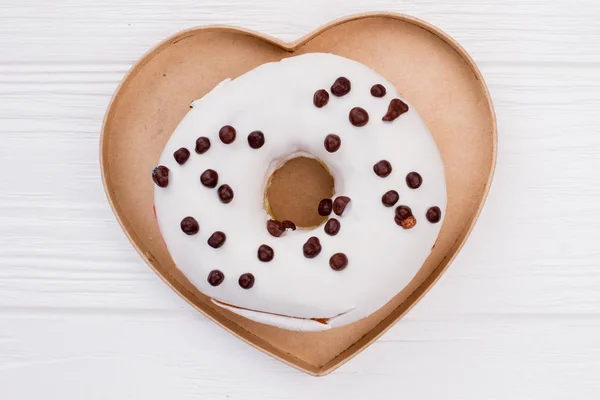 Caixa em forma de coração com donut gelado . — Fotografia de Stock