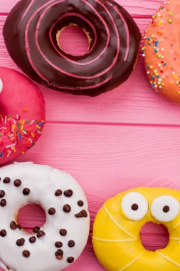 Farklı buzlu donutlar ve kopyalama alanı.