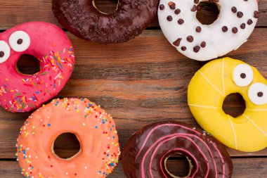 Kahverengi ahşap arka plan üzerinde çeşitli çörekler ile Çerçeve.