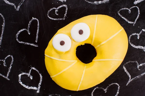 Chalkboard corações e engraçado donut amarelo . — Fotografia de Stock