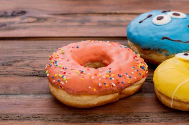 Ahşap arka planda taze çörekler.