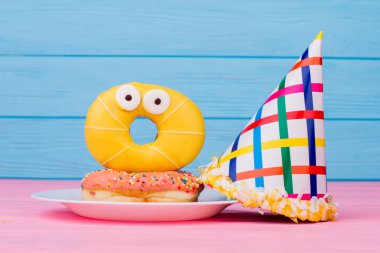 Donut ve çocuklar Birhday şapka ile Kompozisyon.