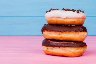 Renk arka planda çörek yığını.