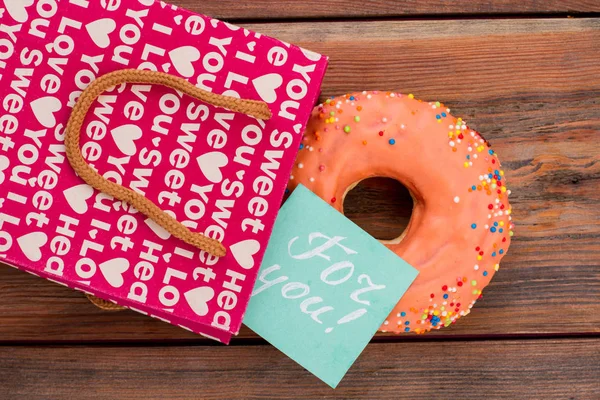 冰甜甜圈、礼品袋和留言. — 图库照片