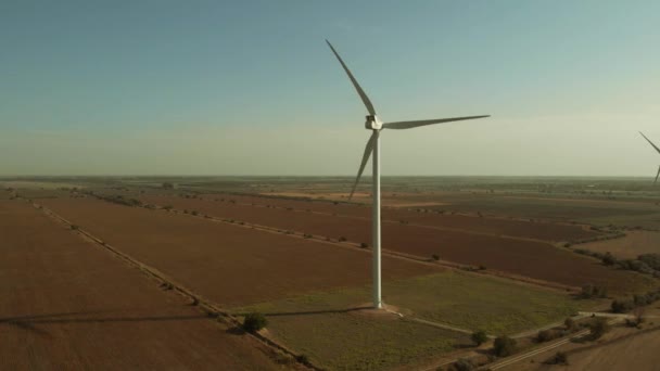 Větrné turbíny pohybující se na nebeském pozadí. — Stock video