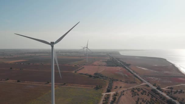 Větrné turbíny v oblastech v blízkosti moře. — Stock video