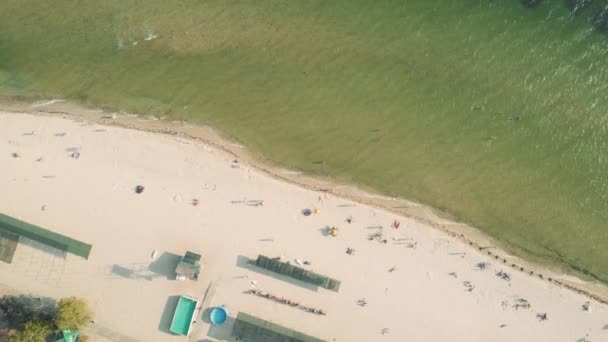 Vue aérienne du rivage de la plage avec des baigneurs . — Video