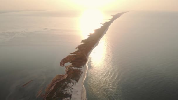 Isla arenosa y mar al atardecer . — Vídeo de stock