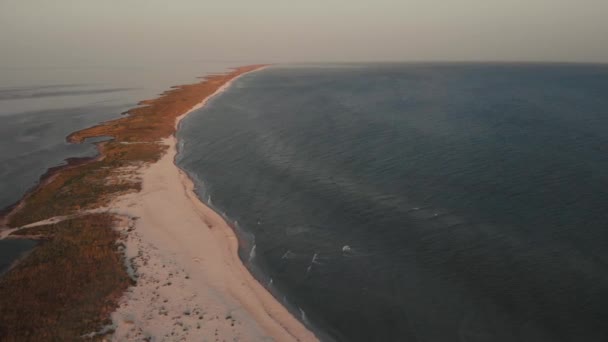 Panoramautsikt över fridfulla hav och sandstränder. — Stockvideo