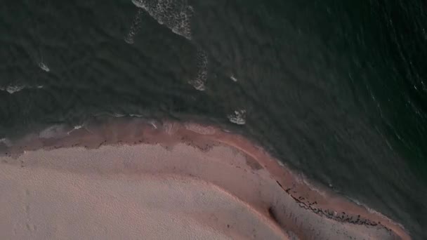 Vista aerea della bellissima costa oceanica con spiaggia sabbiosa . — Video Stock