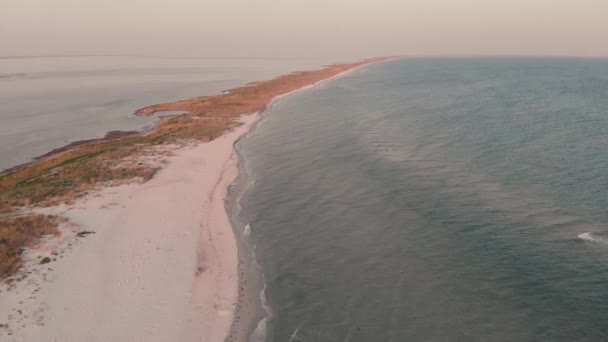 Úžasné mořské pobřeží s pláží a mořem s modrou vodou. — Stock video
