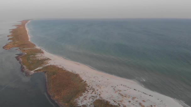 Malownicza panorama długiej, piaszczystej wyspy. — Wideo stockowe