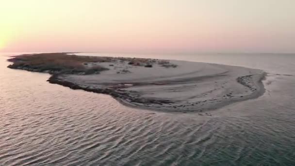 Sandy Island vid solnedgången på sommaren. — Stockvideo