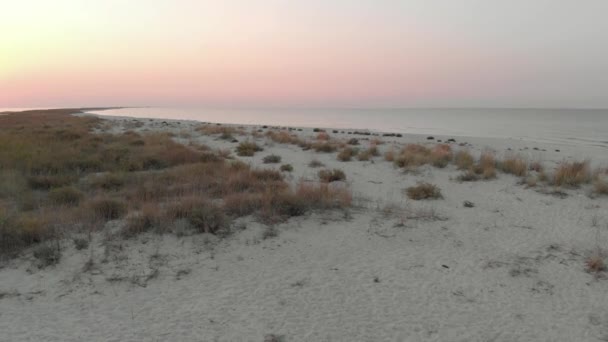 Vacker sandstrand vid solnedgången. — Stockvideo