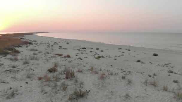 Playa de arena y mar al atardecer . — Vídeos de Stock