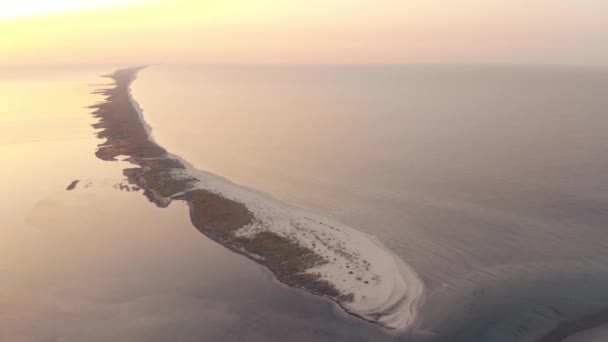 Naturskön utsikt över havet vid solnedgången. — Stockvideo