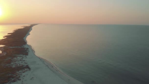 Horizon over zee bij zonsondergang. — Stockvideo