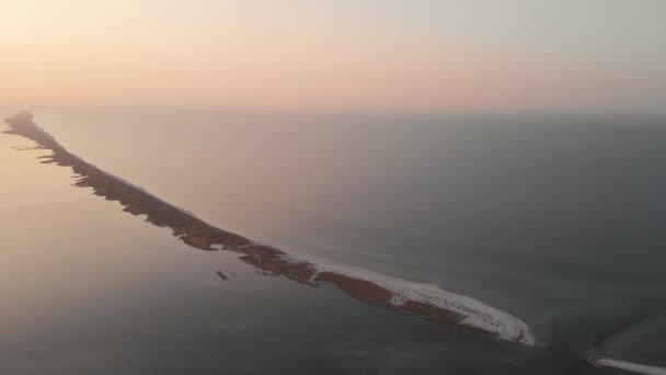 Vista abstracta del mar y el horizonte durante la puesta del sol . — Vídeo de stock