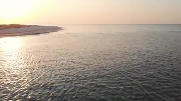 Increspature sulla superficie di un mare calmo al tramonto . — Video Stock