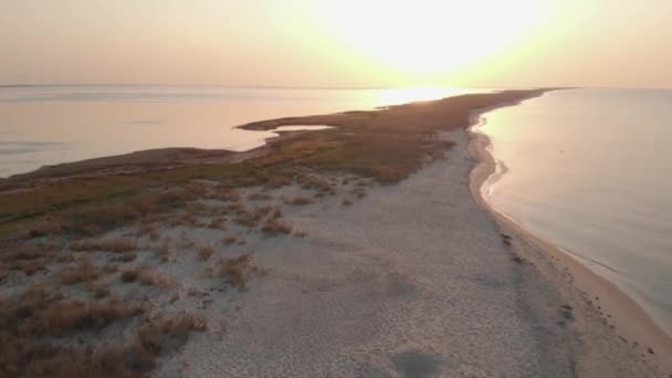 Waterscape med vågiga havet i solnedgången. — Stockvideo