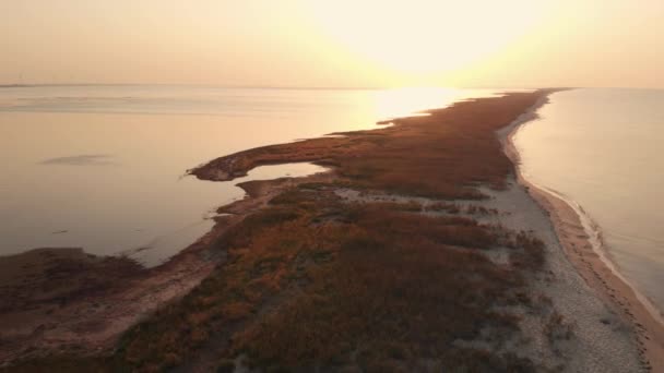 Ontspannende oceaan golven bij zonsondergang. — Stockvideo