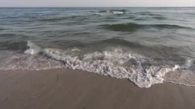 El sallayarak deniz yakın, yavaş hareket.