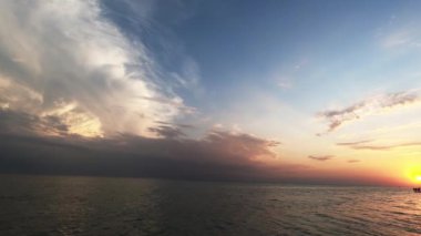 Denizin üzerinde gün batımı gökyüzü.