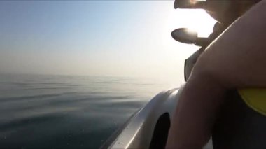 Denizde jet ski kullanan kişinin yakın çekim.