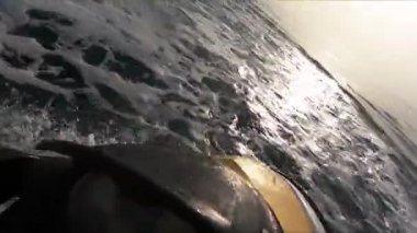 Denizde aşırı jet ski sürüş yakın.