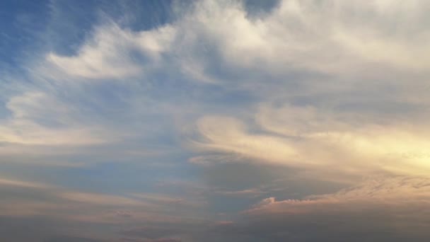 Δραματικό ουρανό με σύννεφα στο ηλιοβασίλεμα. — Αρχείο Βίντεο