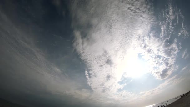 Prachtige blauwe lucht met witte wolken. — Stockvideo