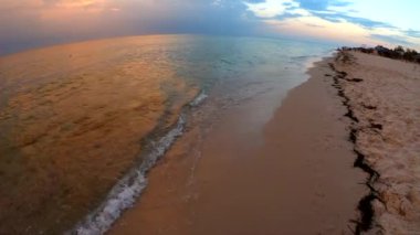 Yaz plajı ve deniz dalgalarının en iyi görünümü.