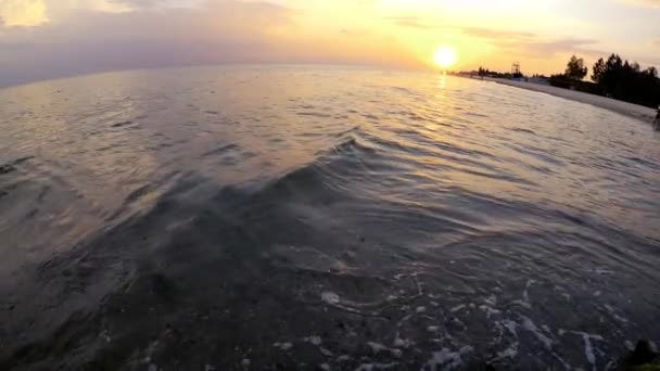 Relaxante mar ondas ao pôr-do-sol céu fundo . — Vídeo de Stock