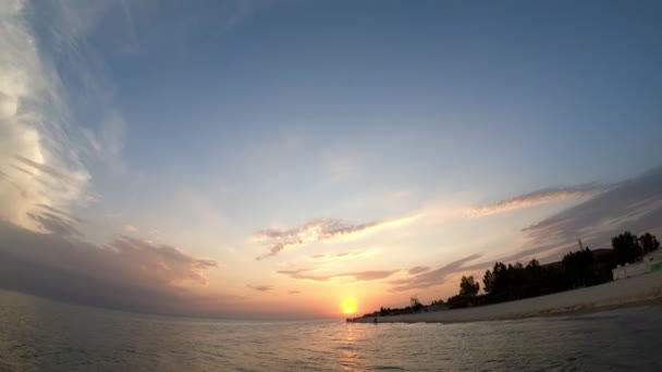 Geweldige zonsondergang over de zee en het strand. — Stockvideo