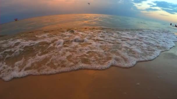 Playa de verano con olas al atardecer . — Vídeos de Stock