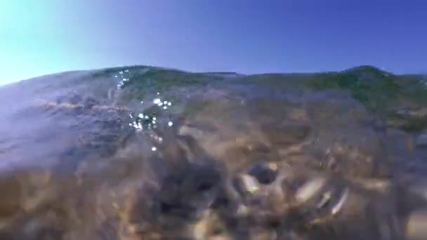 Морські хвилі з підводною стрільбою . — стокове відео