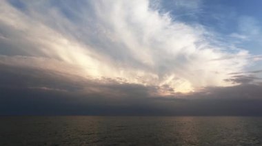 Denizin üzerinde güzel bir günbatımı gökyüzü.