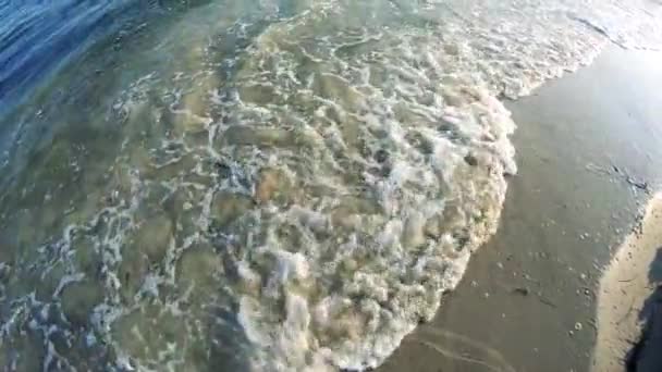 Ondas marinhas espumosas na costa, vista superior . — Vídeo de Stock