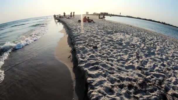 Vagues de mer roulant sur une plage de sable fin . — Video