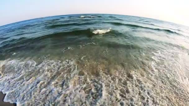 Primer plano de las olas marinas en la playa en un soleado día de verano . — Vídeos de Stock