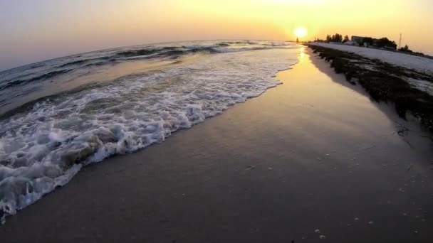 Εκπληκτική θέα των θαλάσσιων κυμάτων στην παραλία στο ηλιοβασίλεμα. — Αρχείο Βίντεο