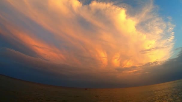 Lichtstrahl scheint durch die Wolkenlandschaft. — Stockvideo