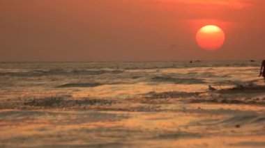 El sallayan deniz üzerinde büyük güzel günbatımı güneşi.